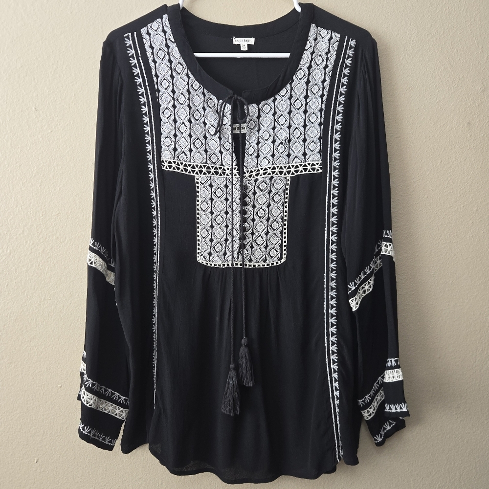 En Creme Women's Boho Size M Black White Embroidered Peasant Top Bell Sleeve‎